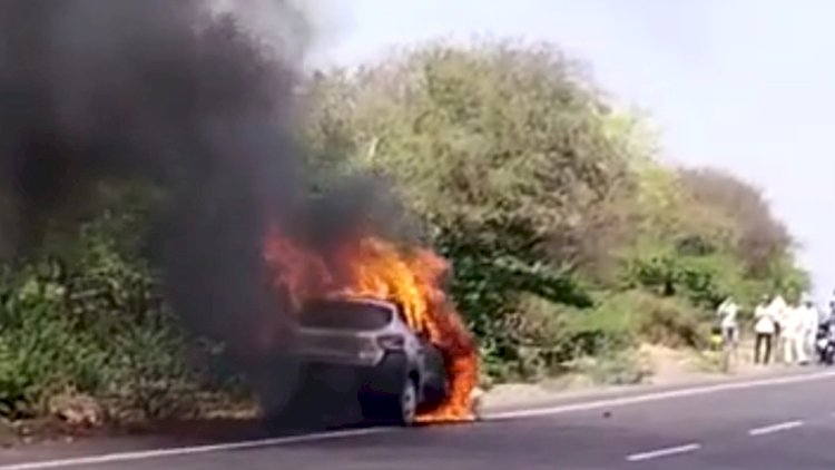 चलती कार में लगी आग, चालक ने कूदकर बचाई जान