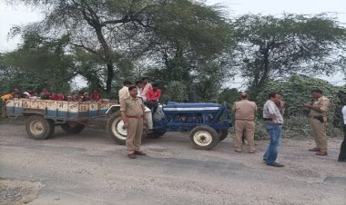 कानपुर हादसे के बाद भी ट्रैक्टर ट्रॉलियों में सवारी, जिंदगी से खिलवाड़, पुलिस ने कसा शिकंजा