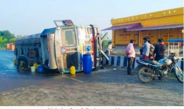 सरसों तेल का टैंकर पलटा, तो तेल लूटने वालों की मच गई होड़, डिब्बे व बर्तनों में भर ले गए