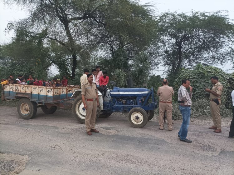 कानपुर हादसे के बाद भी ट्रैक्टर ट्रॉलियों में सवारी, जिंदगी से खिलवाड़, पुलिस ने कसा शिकंजा
