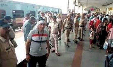 यात्री 50 लाख का सोना कमर में बांध कर रेलवे स्टेशन पर घूम रहा था,जानिये क्या हुआ