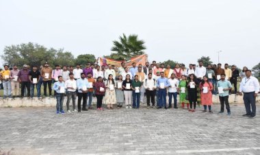बांदा के इस विश्वविद्यालय के 126 छात्र छात्राएं टैबलेट पाकर खुशी से झूमें