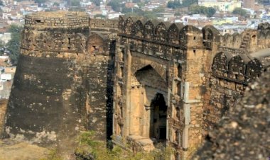 झांसी के इतिहास को महज 20 वर्ष पुराना बताने पर झांसीवासियों में भड़का आक्रोश