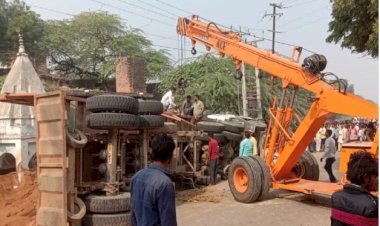 बालू लदा ओवरलोड ट्रक बेकाबू होकर पलटा, सड़क किनारे 6 लोग दबे, एक बच्चे की मौत