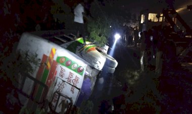 संतुलन बिगड़ने से निजी बस पलट कर खाई में गिरी, 13 यात्री घायल