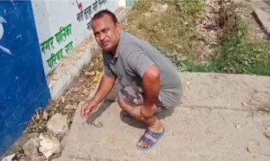 मुझे मेरी बीवी से बचाओ, चिमटा गर्म करके मारती है