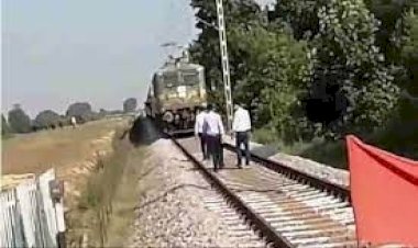 महोबा में रेलवे क्रॉसिंग का फाटक बंद कर गेटमैन पटरियों पर लाल झंडा लगाकर सो गया,जानिये कैसे टला हादसा
