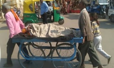 कहां गई सरकार की एंबुलेंस,ये बेचारा अपने मरीज को ठिलिया में लेकर जा रहा है