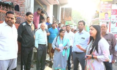 डीएम दीपा रंजन डेंगू प्रभावित क्षेत्रों में पहुंची, गन्दगी पाये जाने पर भडकी