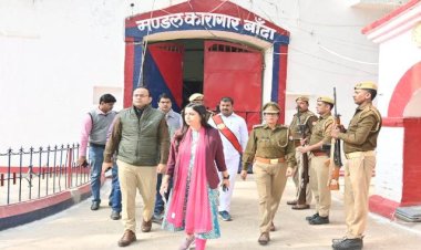 डीएम व एसपी अचानक पहुंचे जेल, सभी बैरकों को खंगाला