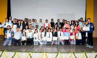 बुंदेलखंड विश्वविद्यालय में पुरस्कार पाकर खिले हुनरबाज प्रतिभाओं के चेहरे