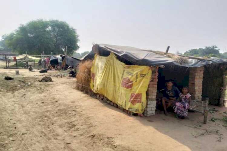 हमीरपुर में बाढ़ से बेघर हुए दर्जनों परिवारों ने खुले आसमान के नीचे जमाया डेरा