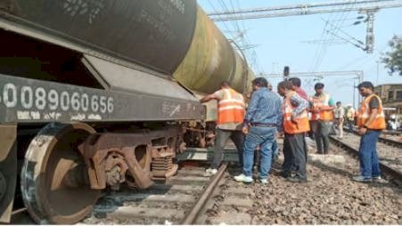 झांसी में रेलवे ट्रैक पर मालगाड़ी के पांच डिब्बे पटरी से उतरे,ट्रेनों का आवागमन बाधित
