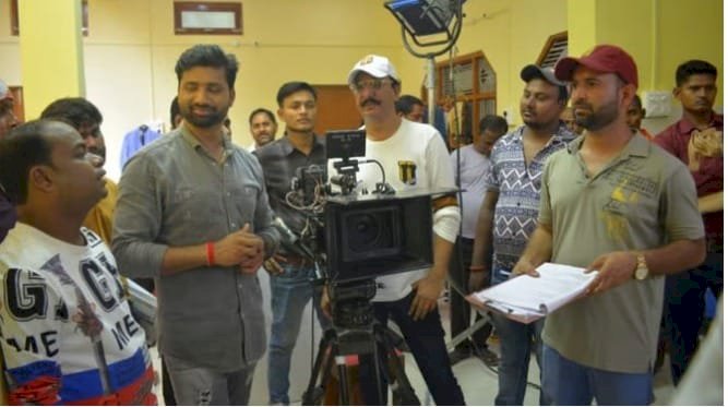 भोजपुरी फिल्म चारू की शूटिंग देखने के लिए सैकड़ों लोगों की भीड़ जुटी