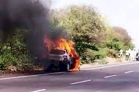 जालौन में बुंदेलखण्ड एक्सप्रेसवे पर चलती कार बनी आग का गोला
