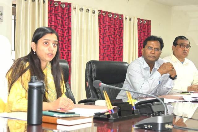 डीएम दीपा रंजन ने डेंगू सेे प्रभावित क्षेत्रों में प्रतिदिन साफ-सफाई एंव फॉगिंग कराये जाने के दिये निर्देश