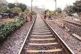 बांदा में ट्रेन से कटने जा रही थी महिला, बड़ी मशक्कत से रेलवेकर्मियों ने बचाई जान