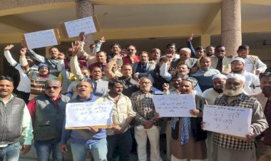जीएसटी की छापेमारी के विरोध में व्यापारी सड़क पर उतरे, कहा बंद हो सर्वे