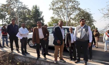 जिलाधिकारी अभिषेक आनन्द ने हवाई पट्टी का औचक निरीक्षण किया