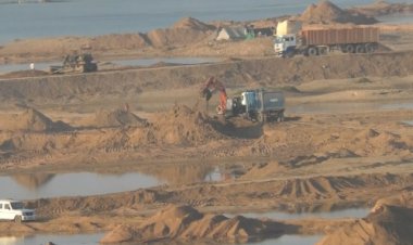 हमीरपुरः प्रतिबंधित पोकलैंड मशीनों से बेतवा नदी को छलनी कर रहे बालू पट्टाधारक