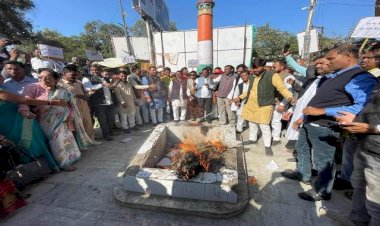 मंत्री व विधायकों की अगुवाई में पाकिस्तान के विदेश मंत्री का पुतला फूंका गया