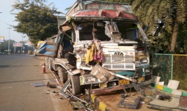 झांसी में ओवरटेक कर भाग रहे अनियंत्रित ट्रक की टक्कर से, हुआ बडा हादसा, दो की मौत