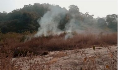 कामदगिरी पर्वत से धुआं उठते ही मचा हडकम्प,दुकानदार समेटने लगे सामान