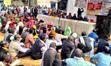 प्राइवेट कंपनियों की ठगी के शिकार हजारों लोगों ने कलेक्ट्रेट को घेरा