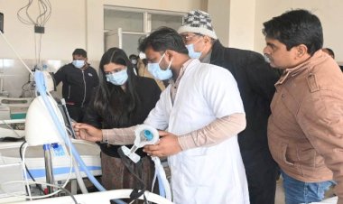 डीएम अचानक पहुंची जिला अस्पताल, वेन्टिलेटर मशीन चलवाकर देखी और दिये ये निर्देश