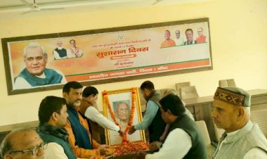 भाजपा कार्यालय में सांसद विधायक सहित कार्यकर्ताओं ने हीराबेन मोदी को किया नमन