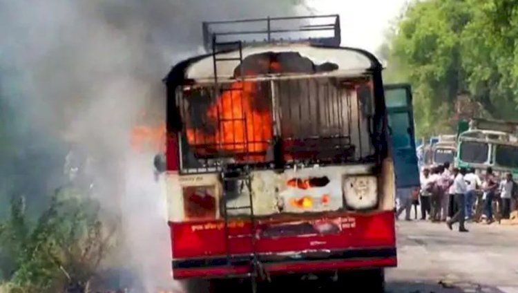 बाँदा : चलती हुई रोडवेज बस में अचानक लगी आग, यात्रियों में मची भगदड़