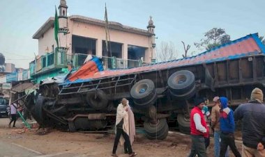 भैसों से लदा कन्टेनर अनियंत्रित होकर मस्जिद में घुसा, चालक की मौत