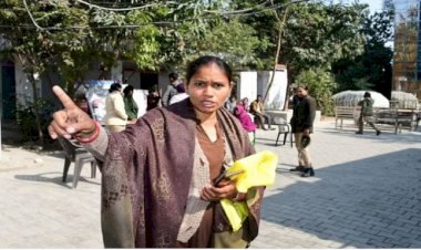 झांसीःमहिला ने कलेक्ट्रेट में मिट्टी के तेल से भरी बोतल अपने शरीर में उड़ेली, मचा हड़कंप