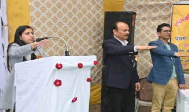 मतदाता पहचान पत्र पाकर युवा हुए खुश, आयुक्त व डीएम ने मतदान करने को दिलाई शपथ