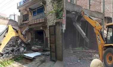 बांदाःमुख्तार अंसारी व उसके बेटे के मददगार, दो ठेकेदारों के घरों पर योगी बाबा का चला बुलडोजर