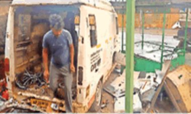 बांदाःपहले सरकारी किताबें, अब 108 की चार एंबुलेंस पहुंची कबाड़ की दुकान में