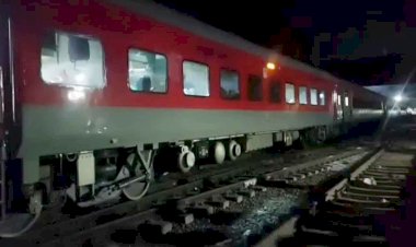 बाँदा रेलवे स्टेशन के पास अंबेडकर नगर प्रयागराज एक्सप्रेस के दो कोच एक झटके में हुए अलग