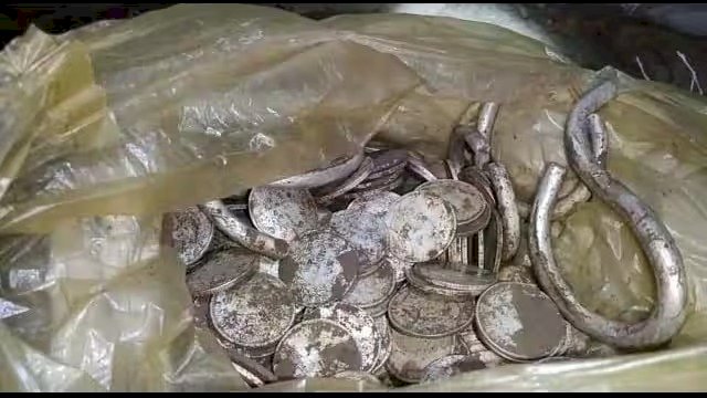 जालौनः किसान के घर नींव की खुदाई में निकला खजाना,मिले 250 चांदी के सिक्के और चूड़ियां