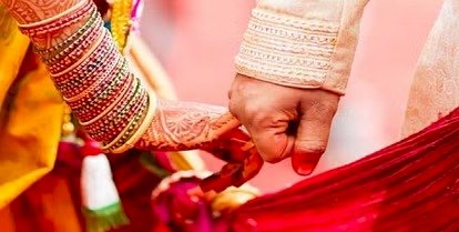 हमीरपुरः दूसरे समुदाय केे युवक से प्रेम विवाह करने कचहरी पहुंची युवती मच गया हंगामा