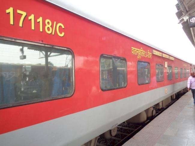 संपर्क क्रांति ट्रेन के एसी कोच से महिला यात्री का, तीन लाख रुपये से भरा बैग चोरी