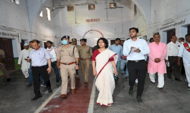 जिला मजिस्ट्रेट दुर्गा शक्ति नागपाल, एसपी के साथ पहुंची मतदान व मतगणना केंद्र