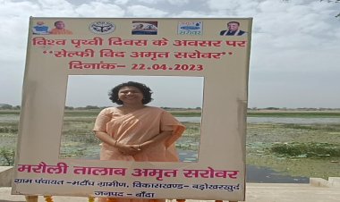 डीएम दुर्गा शक्ति नागपाल ने मरौली झील पर सेल्फी लेकर ट्विटर पर पोस्ट की
