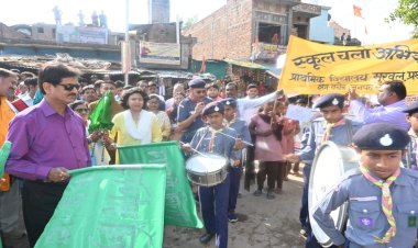 बांदाः  स्कूल चलो अभियान की शुरूआत कर, आयुक्त व जिलाधिकारी ने डोर-टू-डोर संपर्क  किया