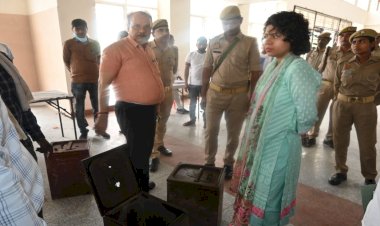 जिला निर्वाचन अधिकारी दुर्गा शक्ति नागपाल ने मतदान कार्मिकों की क्लास ली