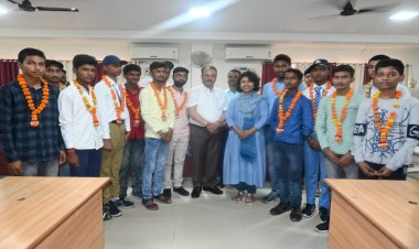 बोर्ड परीक्षा में टॉप-10 स्थान प्राप्त करने वाले छात्र छात्राओं डीएम ने बढाया हौसला,दी ये नसीहत