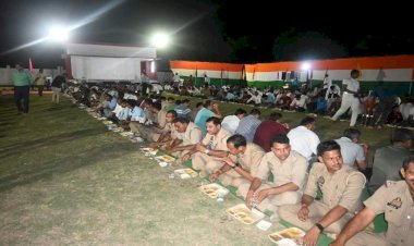 निकाय चुनाव सकुशल संपन्न होने पर एसपी ने कराया महाभोज, कमिश्नर डीआईजी व डीएम हुई शामिल