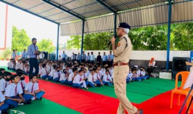 पुलिस की पाठशाला:सोशल मीडिया के दौर में बेटियो को अत्यंत सावधानी बरतनी होगी