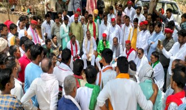 एक ही परिवार के 4 लोगों की हत्या के मामले में, सपा का प्रतिनिधिमंडल पीड़ित परिवार से मिला