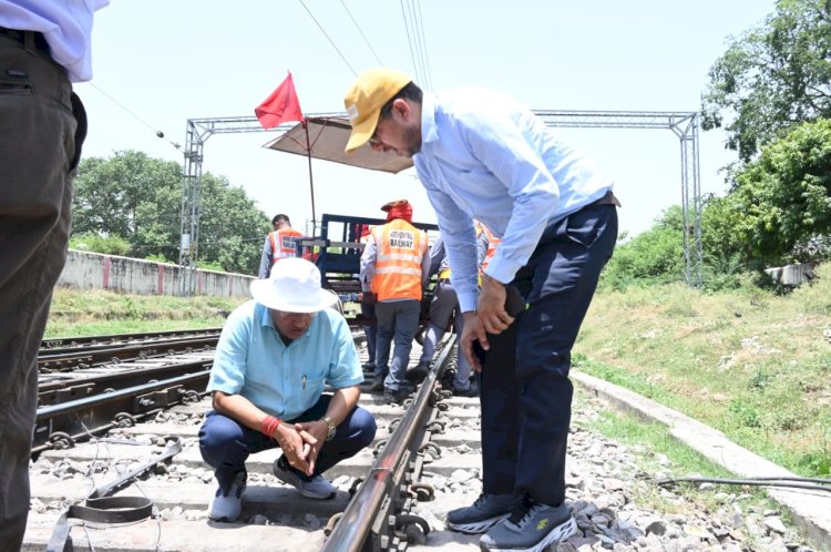 मंडल रेल प्रबंधक द्वारा चित्रकूटधाम कर्वी, भरतकूप, खुरहंड तथा बांदा  रेलवे स्टेशन का निरीक्षण