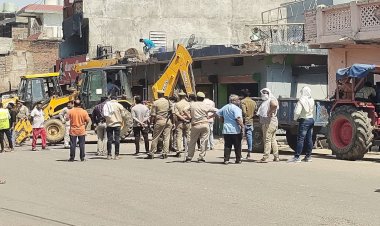 चित्रकूट : मुख्तार के करीबी सपा नेता के घर पर चला बुलडोजर